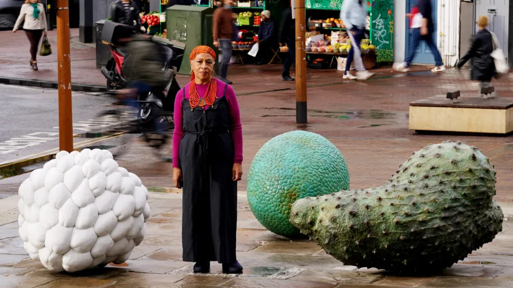 Veronica Ryanová u památníku generace Windrush