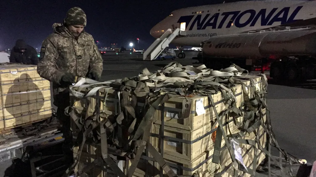 Dodávky americké vojenské pomoci na letišti na Ukrajině