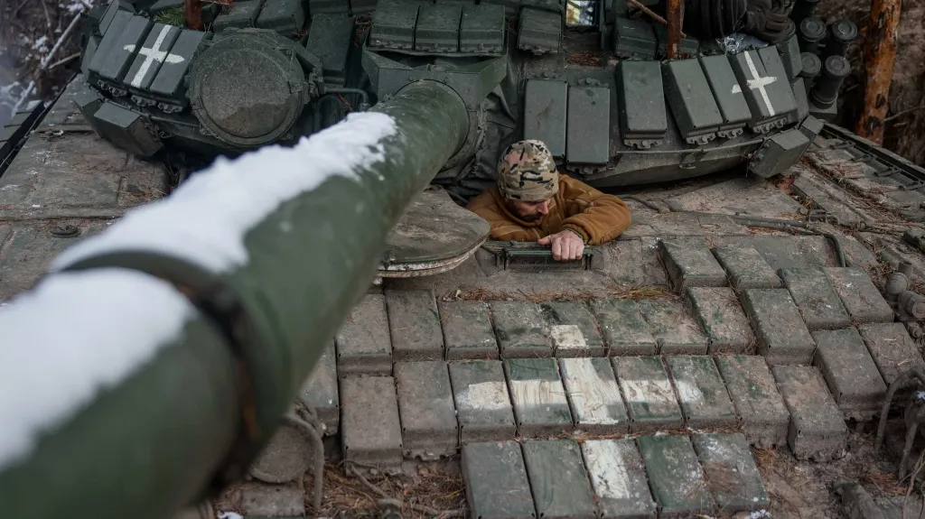 Ukrajinský voják v tanku T-72 poblíž fronty v Doněcké oblasti