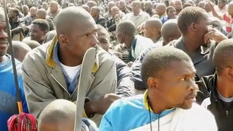 Stávkující horníci z dolu Marikana