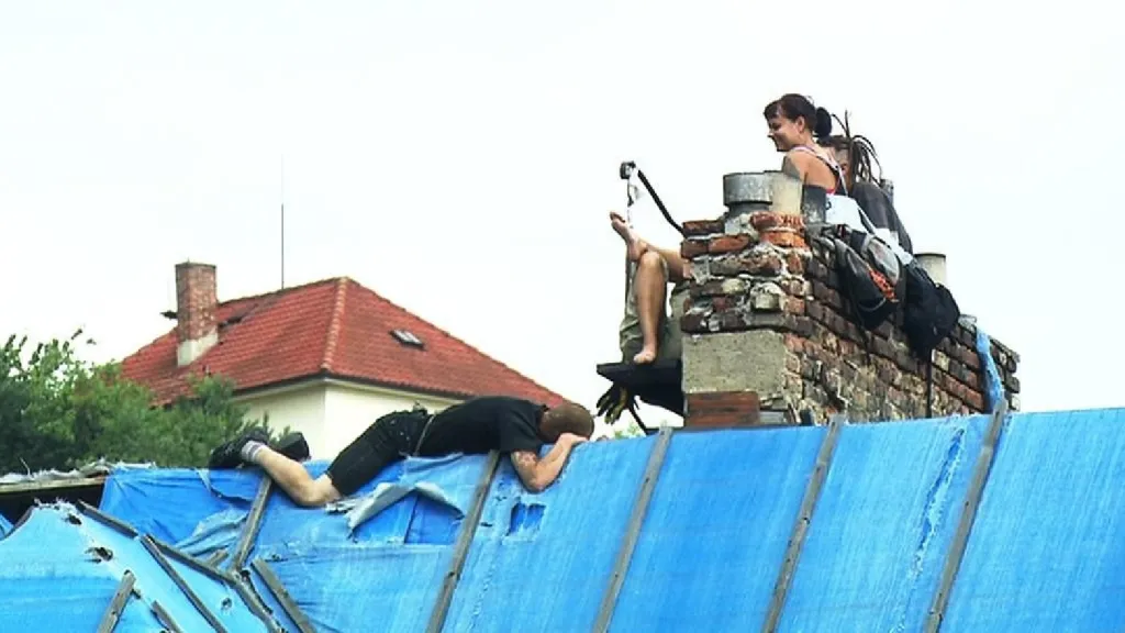 Squatteři na střeše vily Milada v Praze