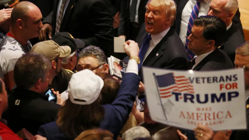 Donald Trump v době republikánské debaty promluvil k veteránům