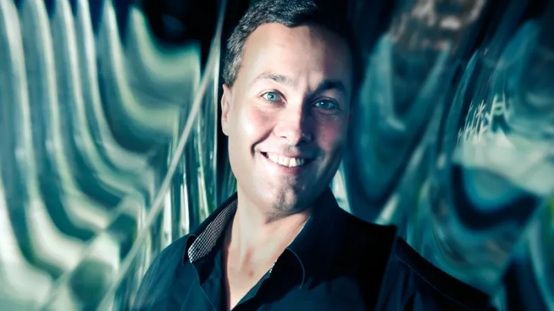 Ředitel společnosti LASVIT Leon Jakimič v zasedací místnosti firemního showroomu, která navozuje plastický organický dojem tekutého skla.