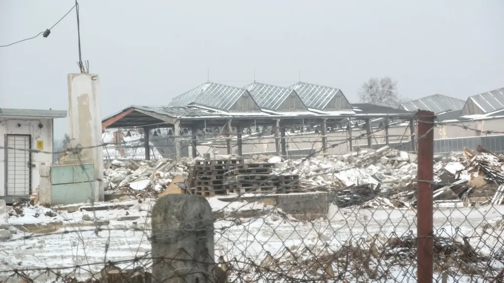 Ve bývalém areálu firmy Tranza probíhají demoliční práce