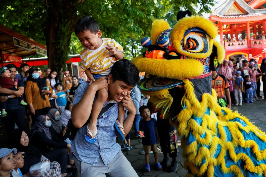 Dítě reaguje na lví tanec u chrámu Sam Poo Kong v Semarangu v indonéské provincii Střední Jáva.