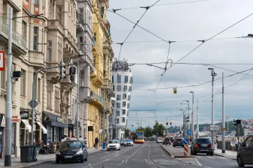 Elektromobilita, ale i stárnutí vozového parku. Data odhalují dopravní trendy