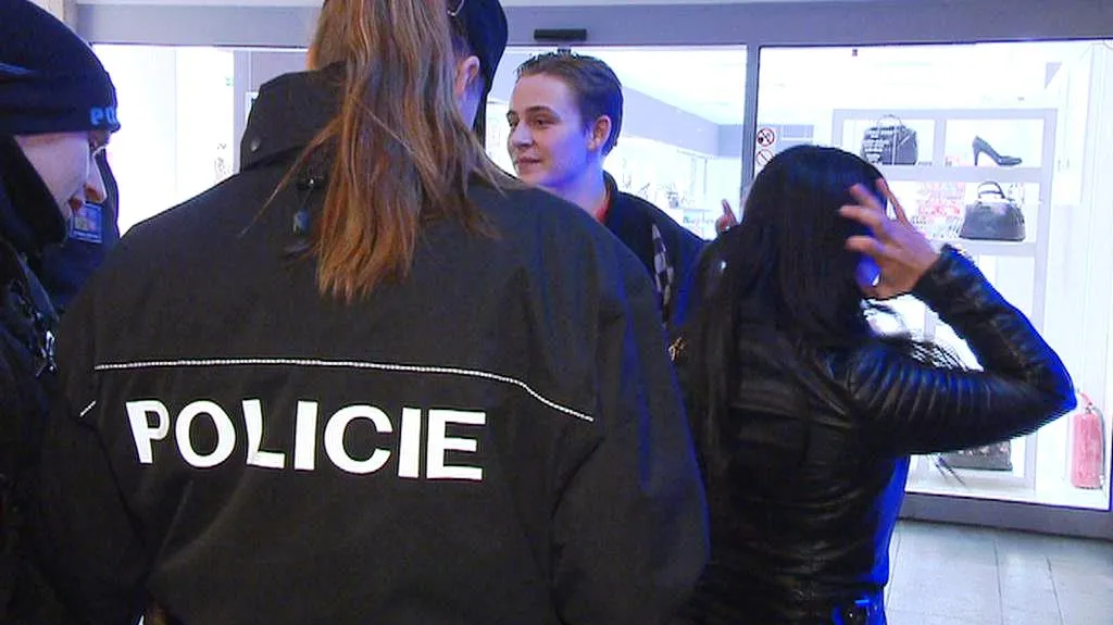 Policisté při kontrole severských studentů