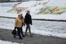 Padlá propaganda na mokrém sněhu. Osvobození Chersonu si v Kyjevě připomínají strženými ruskými billboardy