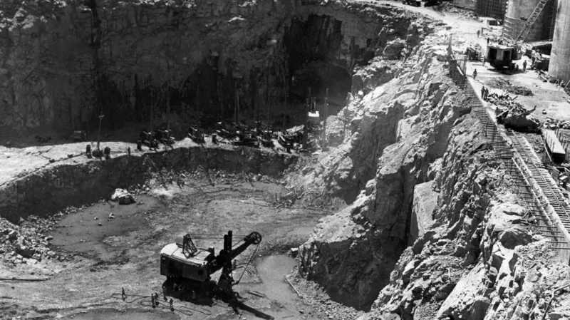 Pohled na stavbu Vysoké asuánské přehrady v roce 1963