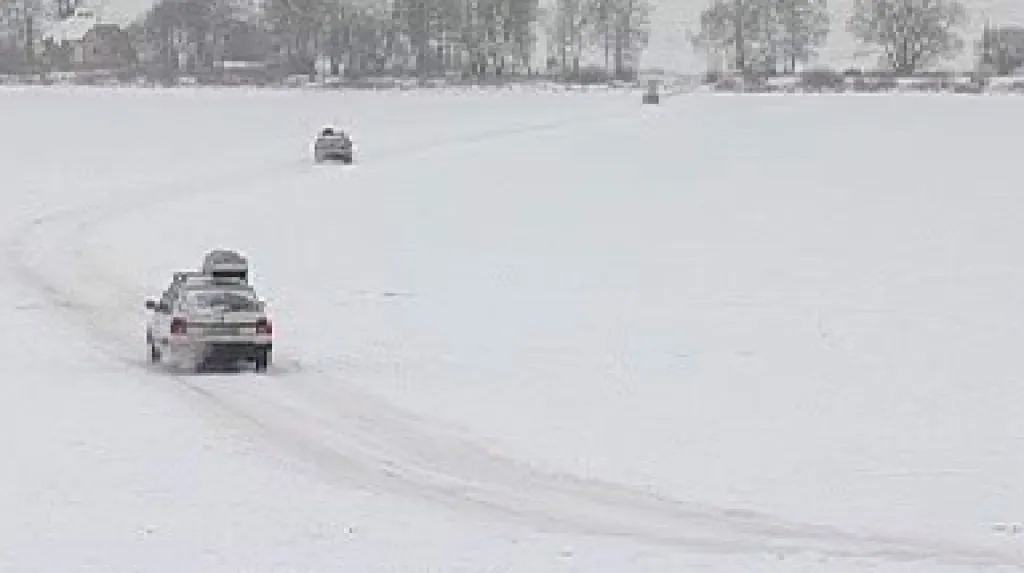 Neukáznění řidiči přejíždějí zamrzlé Lipno