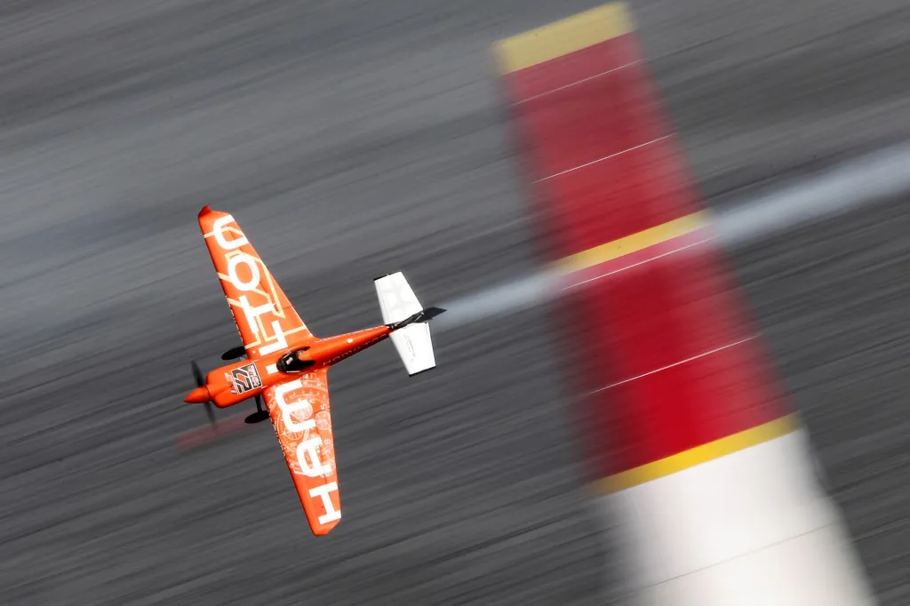 Nicolas Ivanoff z Francie ve svém letadle Edge 540 V2 je jedním z nejzkušenějších pilotů, kteří neváhají usednout do svého stroje. Na snímku je v situaci, kdy minul jeden ze vzdušných kuželů.