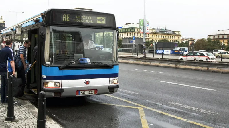 Airport Express vnímá ROPID jako náhradu vlaku na letiště. Jezdí od hlavního nádraží, musí však projet po ucpané magistrále i Evropské ulici.