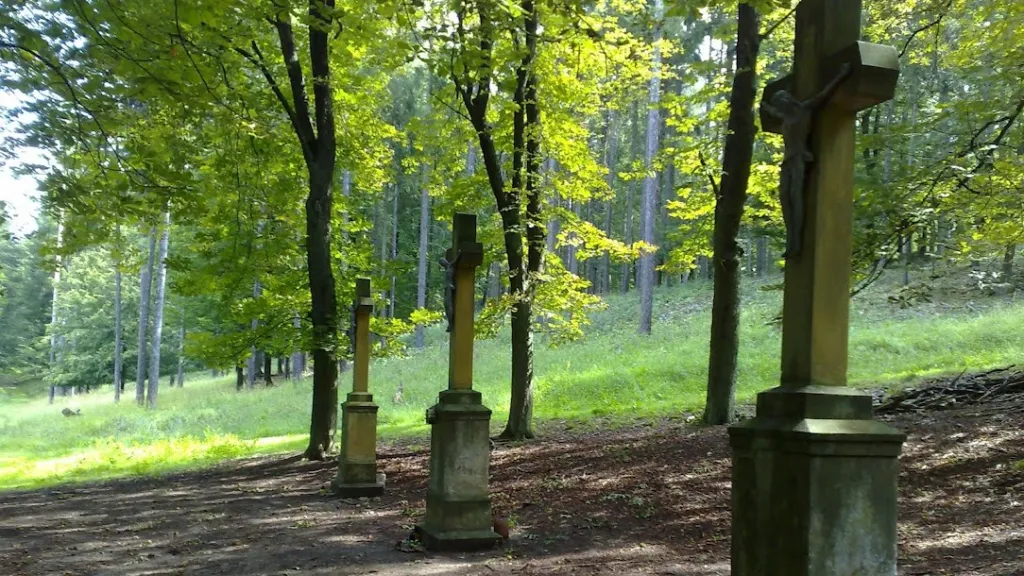 Tři kříže nad křížovou cestou