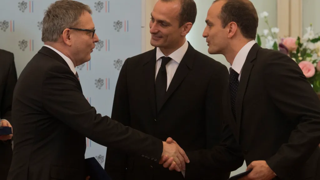 Bratři Bubeníčkové přebírají cenu Gratias agit