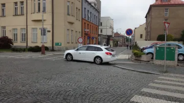 Řidič, kterého vyfotili chodci, zaparkoval rovnou na přechodu
