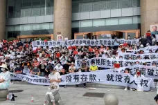 Číňany protestující proti zmrazení úspor v několika bankách tvrdě rozehnala policie