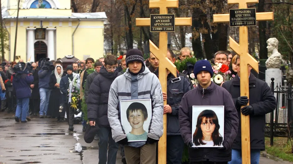 Pohřeb obětí v roce 2002