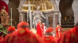 Zprávy ve 12:00 - Ve Vatikánu začíná konkláve
