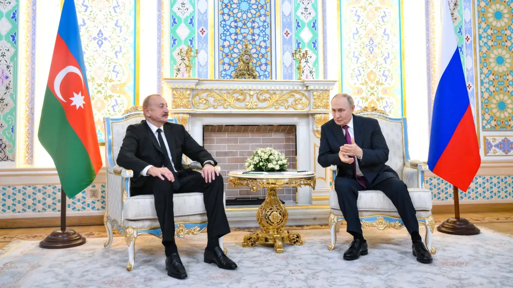 Vladimir Putin a Ilham Alijev na setkání v tádžickém Dušanbe (9. října 2025)