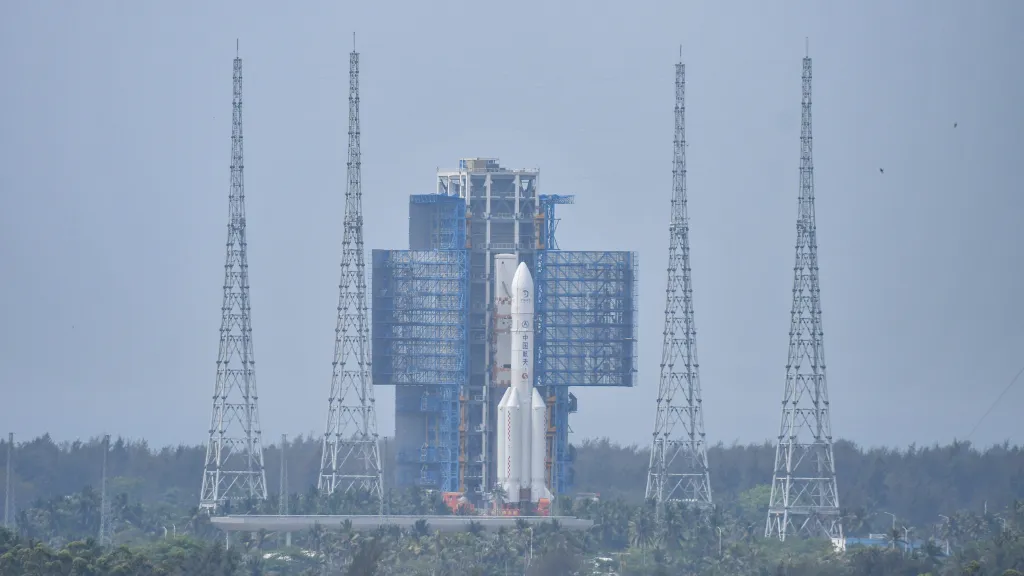 Raketa Dlouhý pochod 5 připravená ke startu na kosmodromu Wen-čchang