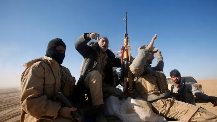 Šíitští bojovníci západně od Mosulu