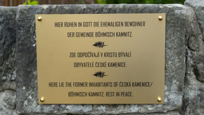 Pamětní deska připomíná zaniklý německý hřbitov