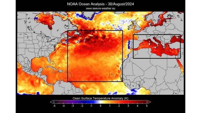 Odchylka teploty vody na konci srpna ukazuje výrazně teplejší vodu v obou významných oblastech – Atlantiku i Středomoří