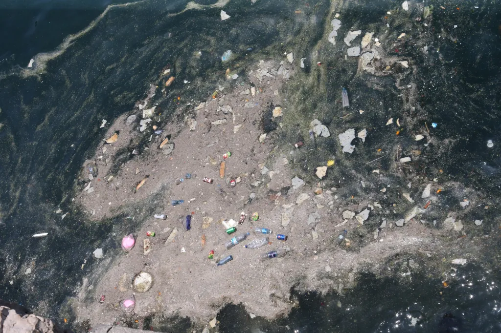 Plastový odpad u pobřeží Libanonu kousek od Bejrútu
