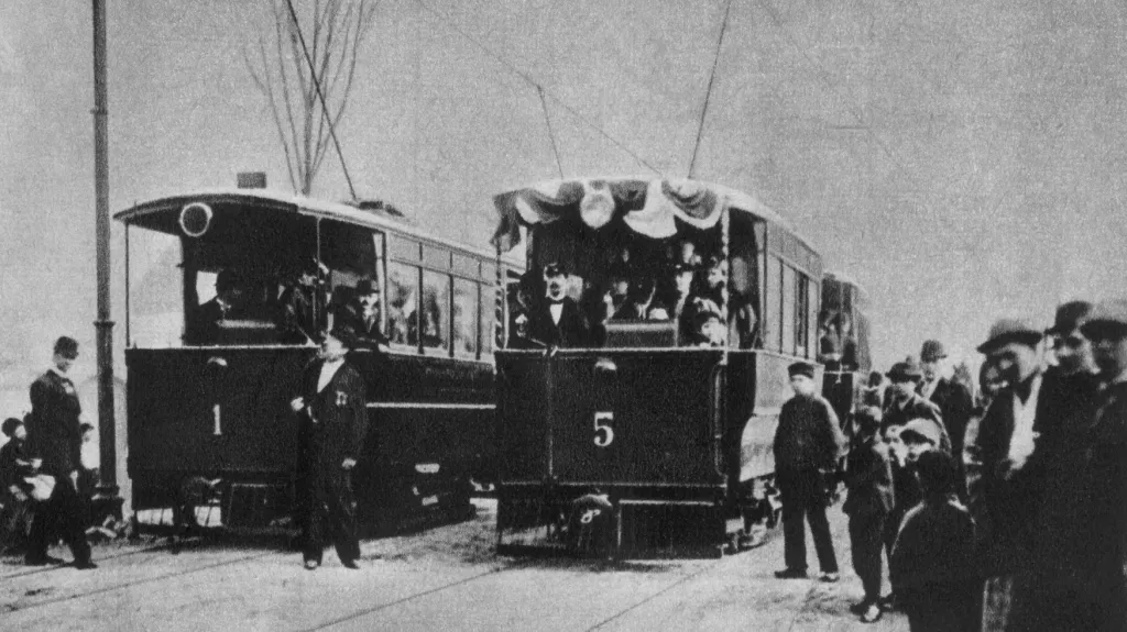Zahájení provozu na Elektrické drobné dráze Praha – Libeň – Vysočany v březnu 1896. Před vozem č. 1 stojí František Křižík