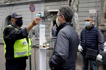Itálie má přes třicet tisíc obětí, EK chce nechat vnější hranice Unie zavřené do poloviny června