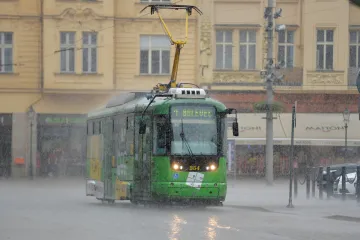 Úder blesku zastavil plzeňskou MHD, odpoledne hrozí silné bouřky na severovýchodě