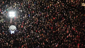 Lidé demonstrují po vraždě gdaňského primátora i v hlavním městě Polska, Varšavě