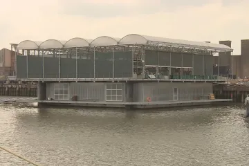 V rotterdamském přístavu pluje kravín. Nizozemci tak reagují na obavy ze stoupající hladiny moře