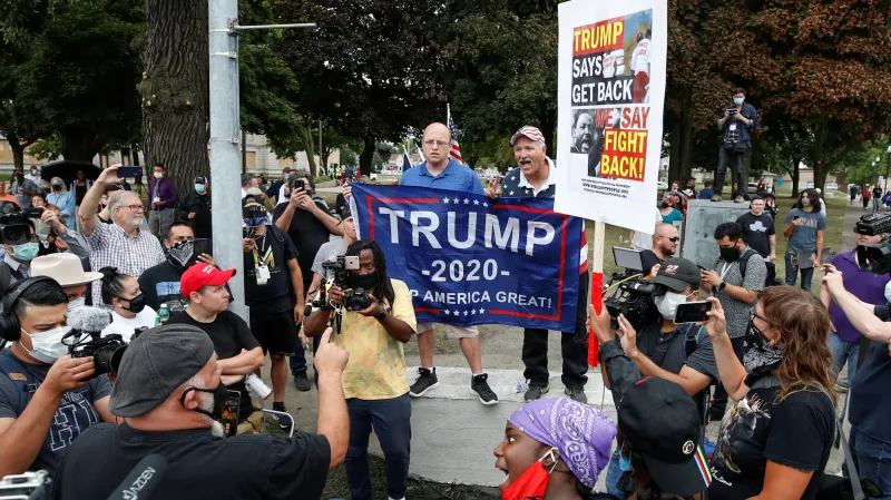 Střet příznivců a odpůrců prezidenta Trumpa v Kenoshe