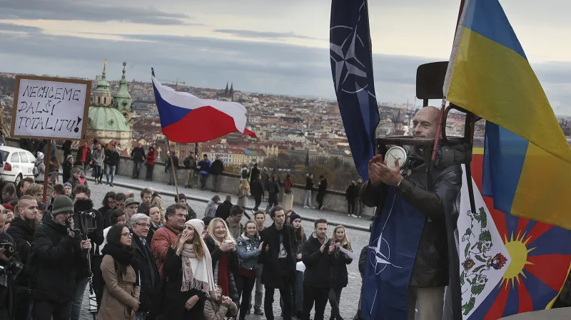 Účastníci akce proti populismu a politice prezidenta