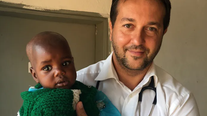 Rastislav Maďar s pacientem v nemocnici Malawi