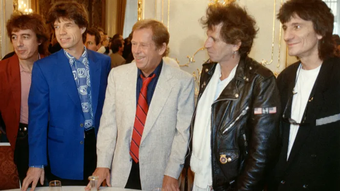 Václav Havel při setkání se členy Rolling Stones na Pražském hradě, 1990