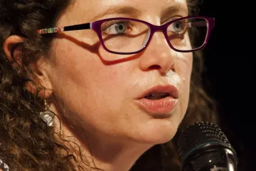 Karima popadla nůž a postavila se ke dveřím. Tady vaše fatwa neplatí, vzkazuje islamistům