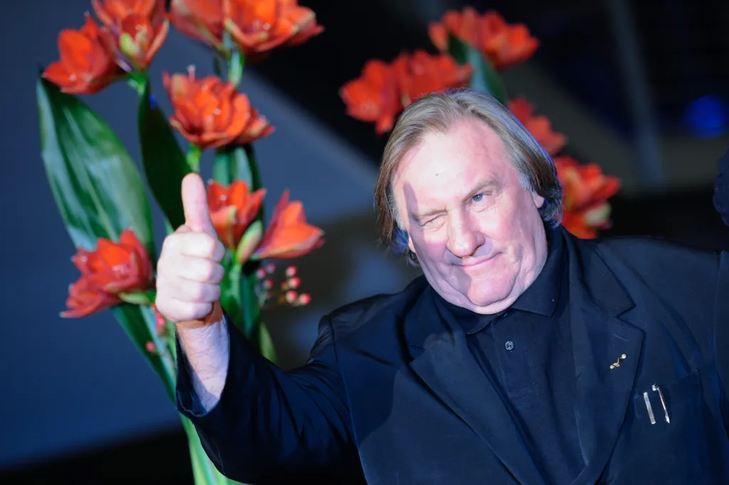 Rostoucímu počtu obvinění ze sexuálního napadení čelí také francouzská herecká hvězda Gérard Depardieu. Herec vinu popírá. Na podzim 2024 začal soud, který má posoudit Depardieuovu vinu z roku 2021, kdy měl sexuálně napadnout dvě ženy během natáčení filmu Les volets verts (Zelené okenice). Kvůli hercovým zdravotním důvodům byl soud odročen na letošní jaro