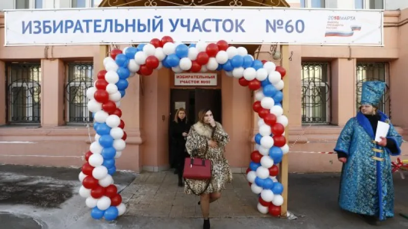 Vchod do jedné z moskevských volebních místností,  Autor: Sergej Karpuchin,  Zdroj: Reuters