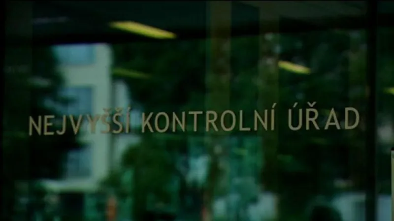 NKÚ by neměl dozorovat financování stran, myslí si Peake