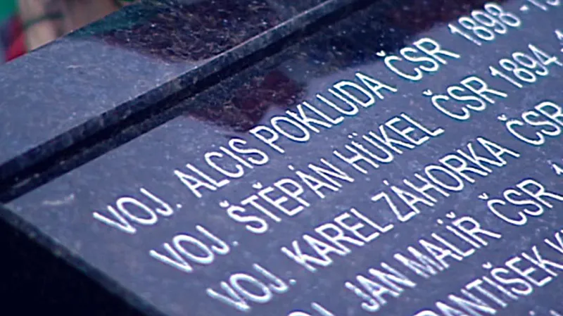 Chyby v jménech legionářů na památníku v Nových Zámcích