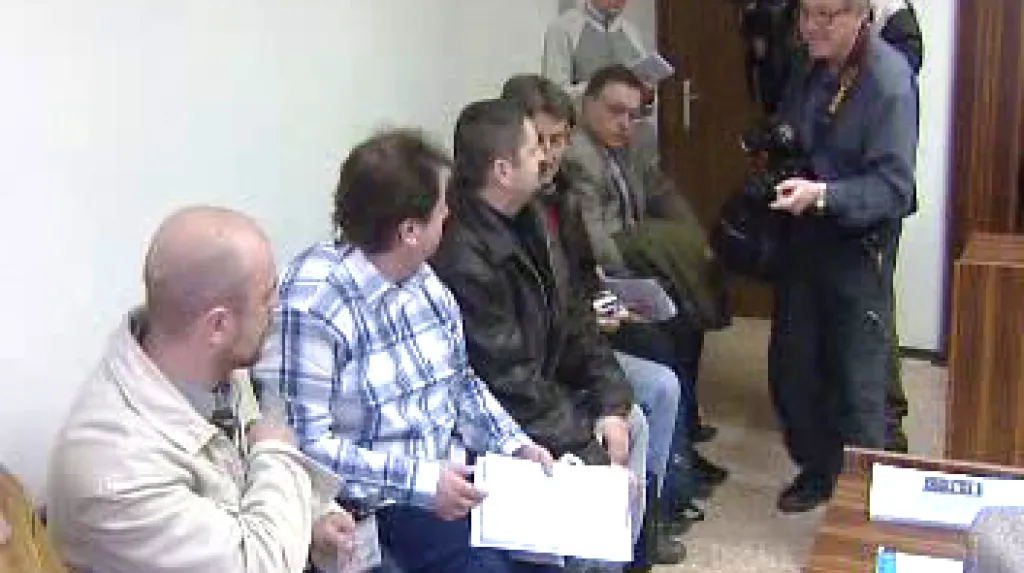 Přeplněná soudní místnost