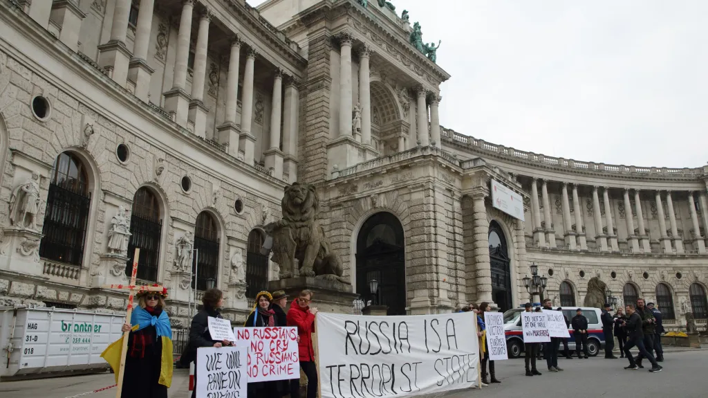 Protest proti ruské účasti na zasedání OBSE ve Vídni
