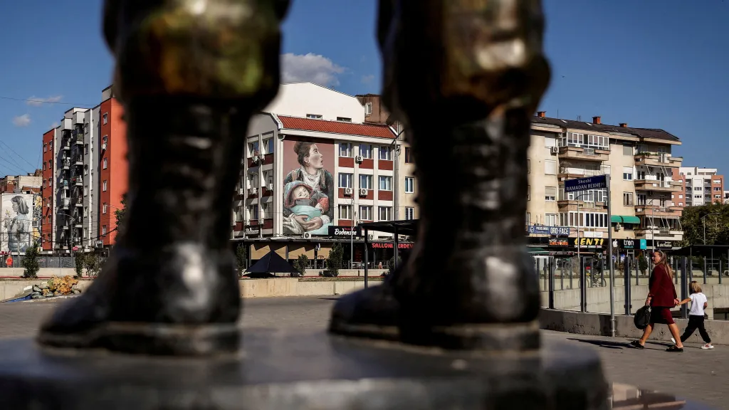 Další ročník Mural Festu Kosovo oživuje kosovské město Uroševac i připomíná těžké časy