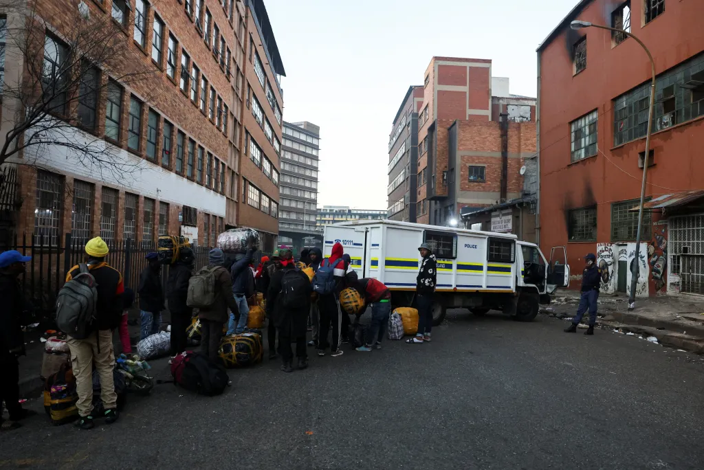 Malawijci čekají na odvoz policií z centra Johannesburgu do repatriačního centra Lindela v Krugersdorpu