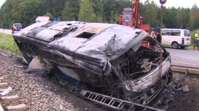 Dva lidé nepřežili nehodu autobusu, šest dalších je zraněno