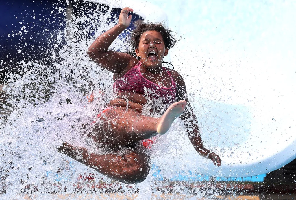 Nový tobogán v německém Hanau přilákal v parných dnech mnoho příznivců letního koupání