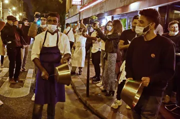 V Paříži začal platit nejvyšší stupeň rizika nákazy koronavirem, bary na dva týdny zavírají