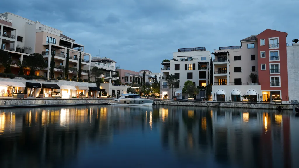 Ilustrační foto, budovy a loď v přístavu Porto Montenegro v Tivatu